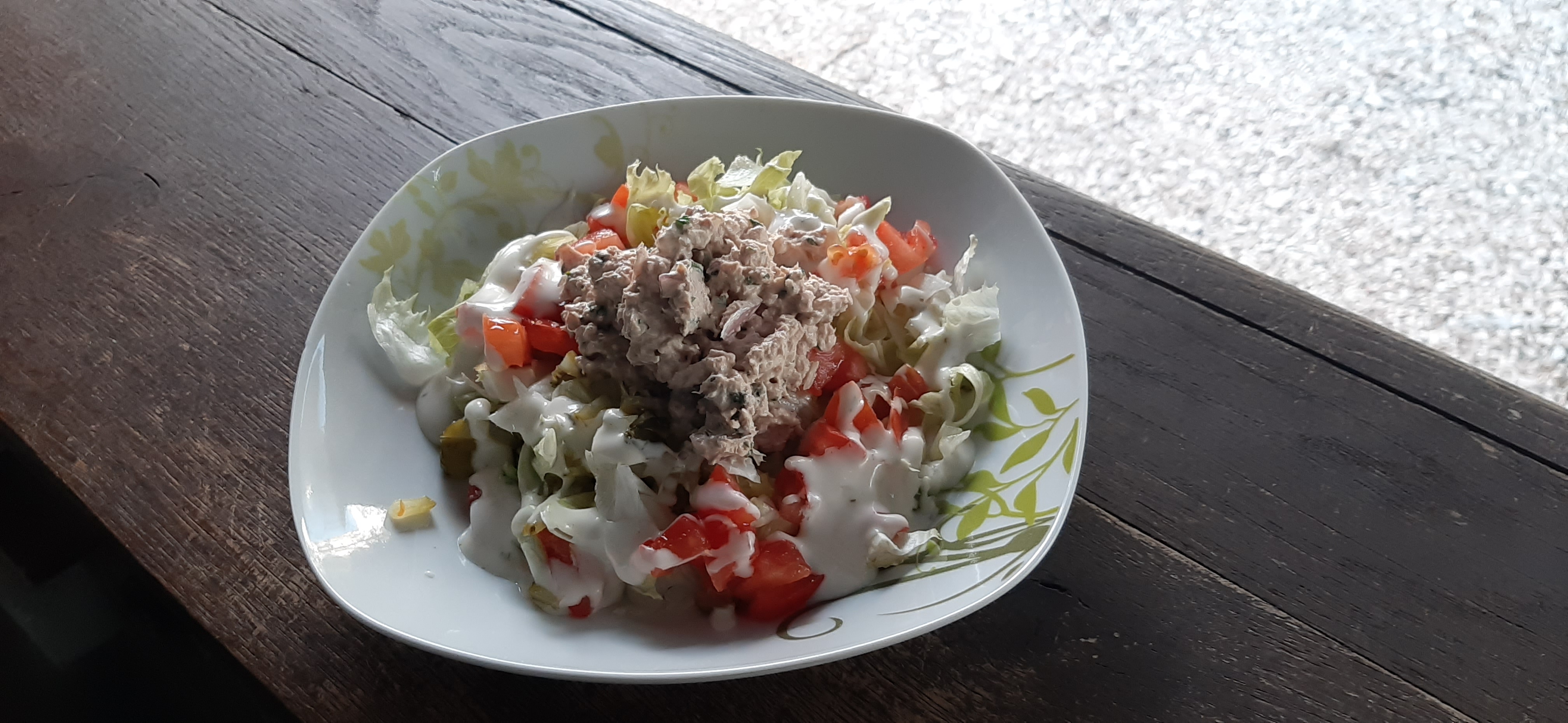 Photo de l'assiette contenant une salade composée et une prépartion à base de thon
